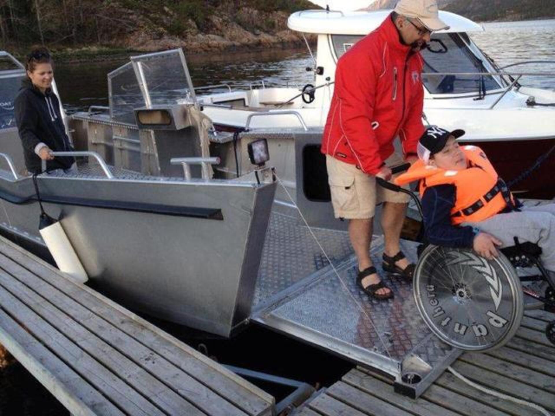 handikappvennlig båt for sjøfiskere. Rullestol i fiskebåt