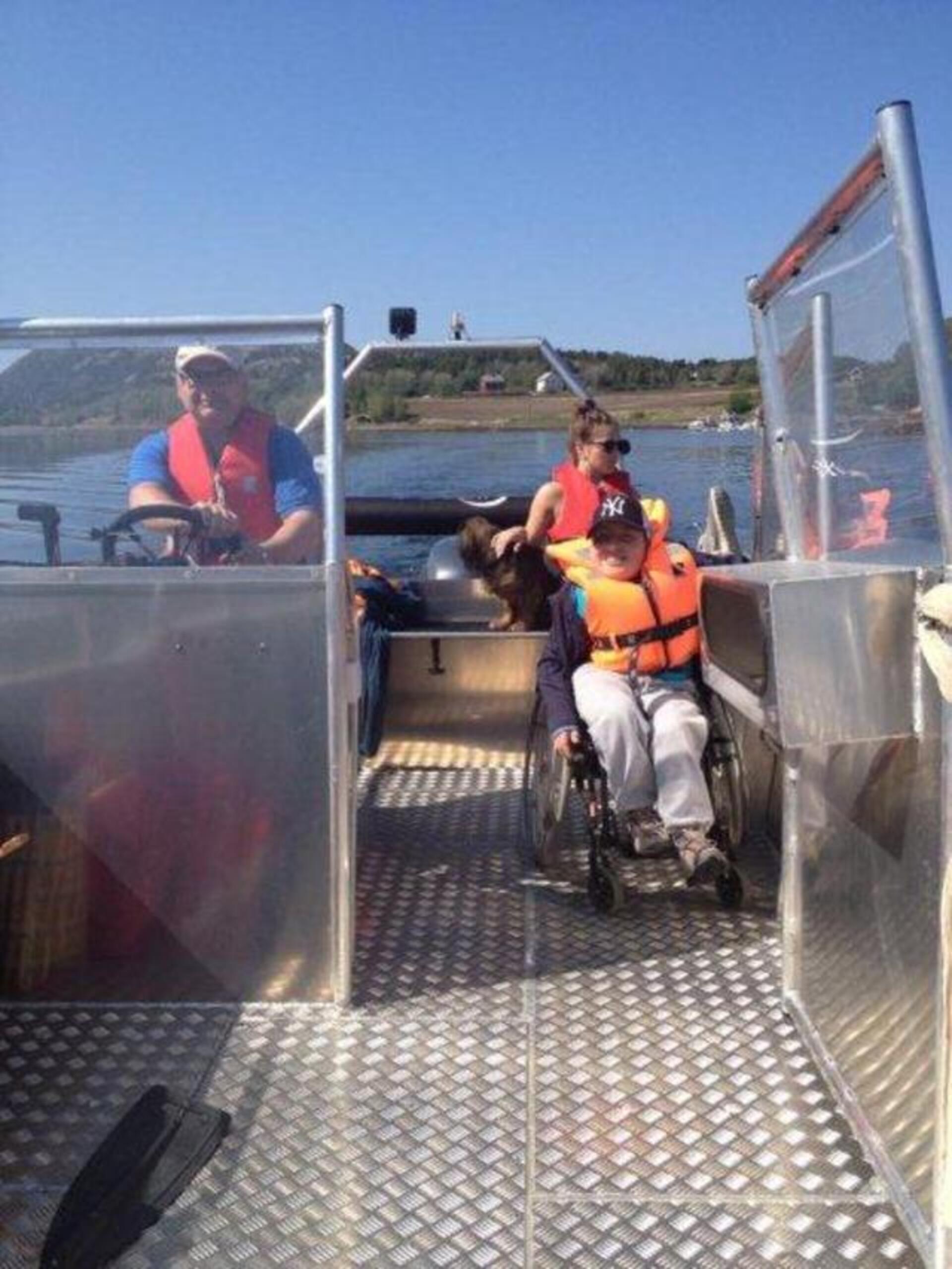 handikappvennlig båt for sjøfiskere. Rullestol i fiskebåt